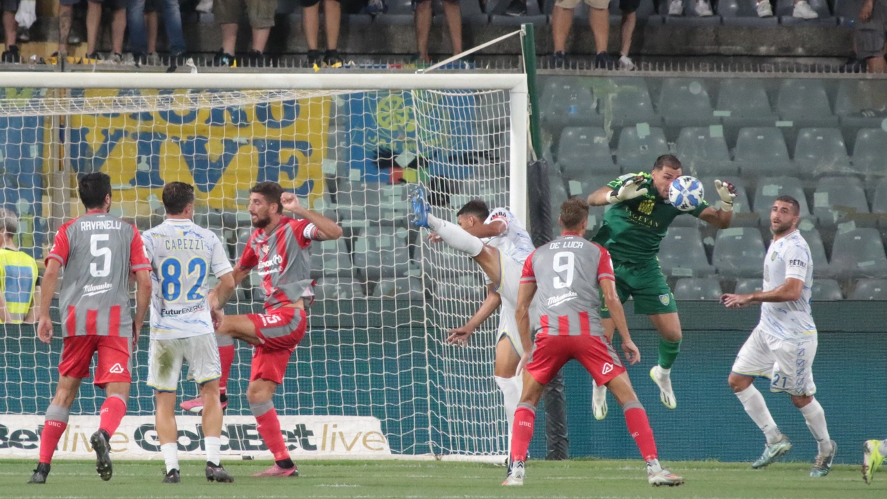 Un momento di Cremonese-Carrarese. E' la seconda giornata di Serie B Un momento di Cremonese-Carrarese. E' la seconda giornata di Serie B