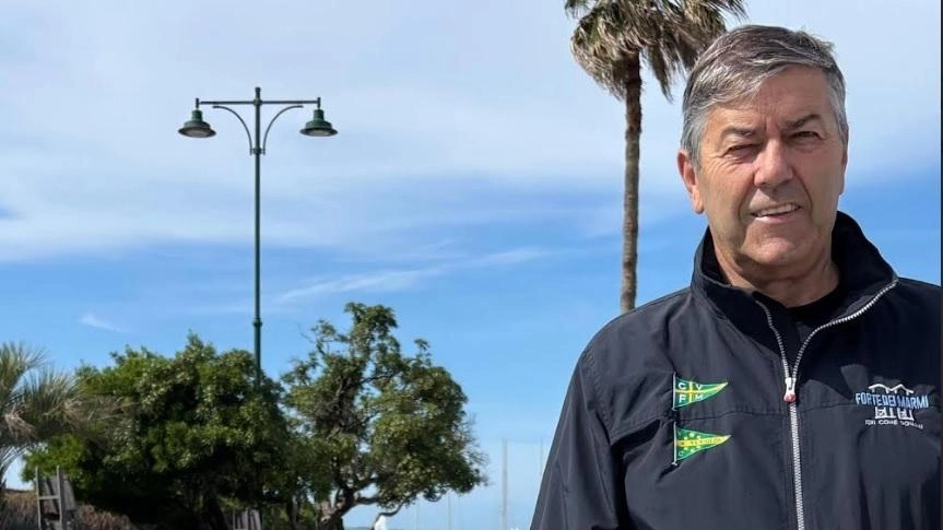 Il sindaco Bruno Murzi di fronte alle vasche di piazza Navari completamente riqualificate
