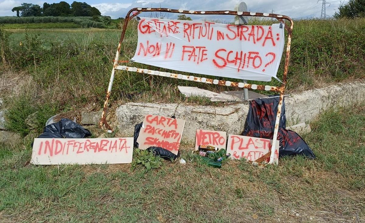 https://www.lanazione.it/image-service/view/acePublic/alias/contentid/M2VkYWUwYzgtNGQ1MC00/0/rifiuti-abbandonati-in-strada-spunta-installazione-di-protesta.jpeg?f=1.90:1&w=1200