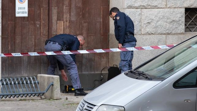 Sopra e sotto il ritrovamento dell’ordigno a una porta secondaria del Tribunale (. foto Del Punta