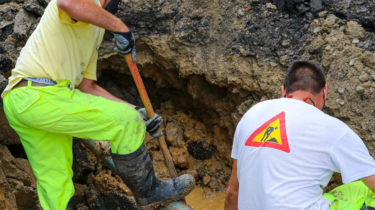 Agliana: residenti segnalano perdite idriche da oltre dieci giorni, con danni alle infrastrutture. Intervento di Publiacqua in corso, ma criticità persistono. Agliana: residenti segnalano perdite idriche da oltre dieci giorni, con danni alle infrastrutture. Intervento di Publiacqua in corso, ma criticità persistono.