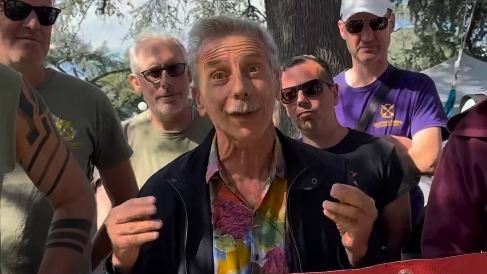 Giovanni Storti in piazza Indipendenza a Firenze con gli operai della Gkn