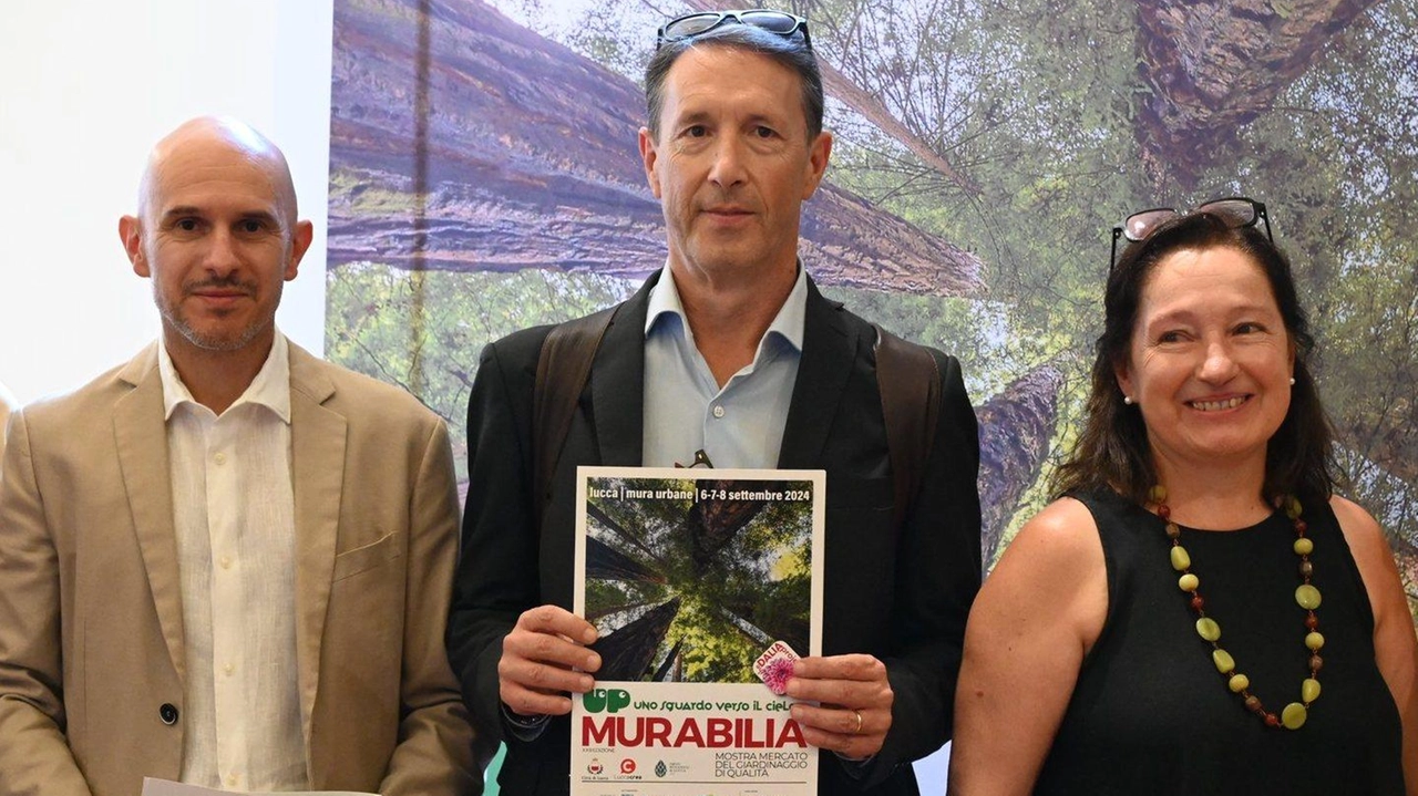 Lucchesi, Santini e Rava con la locandina di Murabilia 2024 Lucchesi, Santini e Rava con la locandina di Murabilia 2024