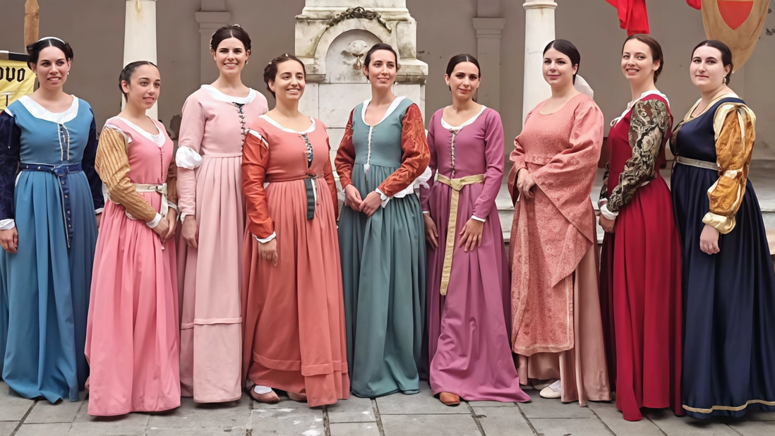 Crescono l’interesse e il successo del gruppo di danze storiche ‘La Riverenza’, nato all’interno dell’associazione culturale “Antica Massa Cybea”. Guidato... Crescono l’interesse e il successo del gruppo di danze storiche ‘La Riverenza’, nato all’interno dell’associazione culturale “Antica Massa Cybea”. Guidato...