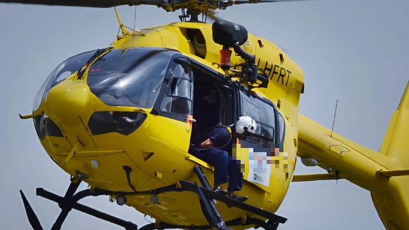 Elicottero del 118 in azione in una foto di repertorio. E' scattata la maxiemergenza per l'incidente del pullman