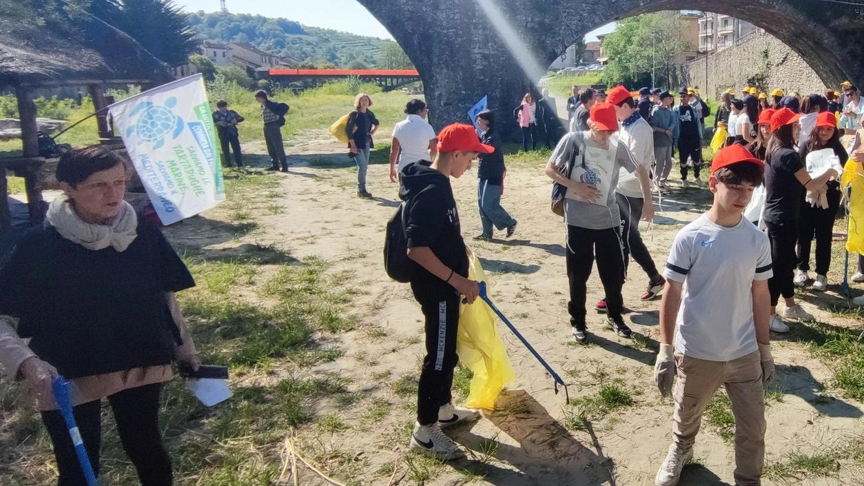 Una giornata dedicata alla raccolta dei rifiuti abbandonati realizzata dagli studenti nell’area fluviale a Pontremoli Una giornata dedicata alla raccolta dei rifiuti abbandonati realizzata dagli studenti nell’area fluviale a Pontremoli