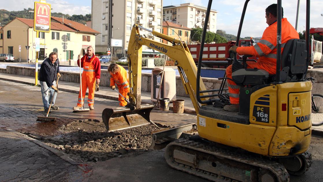 Piazza Italia, via ai lavori: Rfi gestirà il cantiere, ma sarà ‘tagliata’ la sosta Piazza Italia, via ai lavori: Rfi gestirà il cantiere, ma sarà ‘tagliata’ la sosta