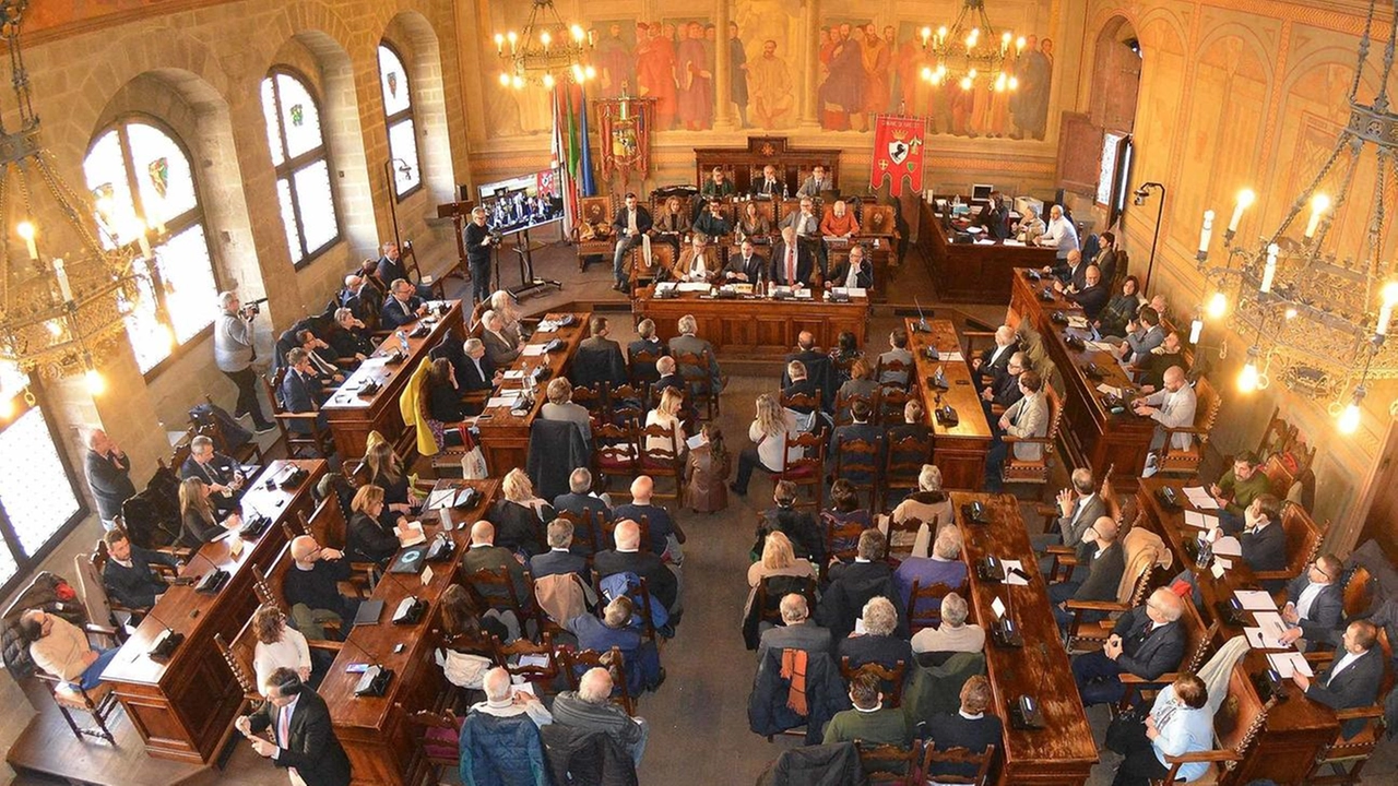 La Sala dei Grandi in Provincia. In alto, il presidente Polcri con il prefetto Di Nuzzo La Sala dei Grandi in Provincia. In alto, il presidente Polcri con il prefetto Di Nuzzo