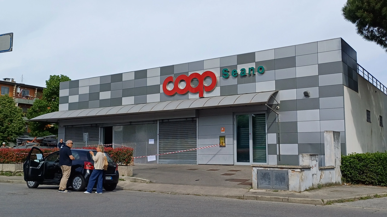 L’ingresso della Coop a Seano in via De Chirico dopo il sopralluogo dei carabinieri Da oggi il supermercato sarà aperto L’ingresso della Coop a Seano in via De Chirico dopo il sopralluogo dei carabinieri Da oggi il supermercato sarà aperto