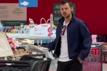 Harry Styles ’paparazzato’ al supermercato Coop di Orbetello