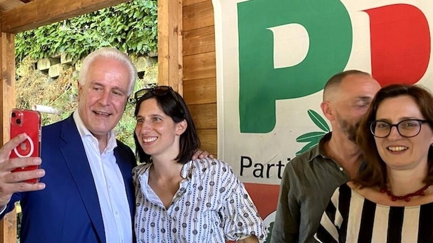 Il governatore Giani insieme a Elly Schlein e Barbara Croci, leader del Pd aretino Il governatore Giani insieme a Elly Schlein e Barbara Croci, leader del Pd aretino