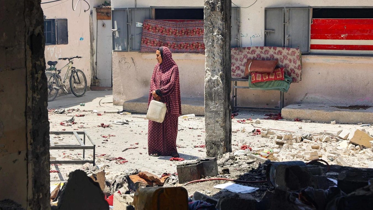 Un’immagine dei bombardamenti su Gaza: una donna in una scuola distrutta Un’immagine dei bombardamenti su Gaza: una donna in una scuola distrutta