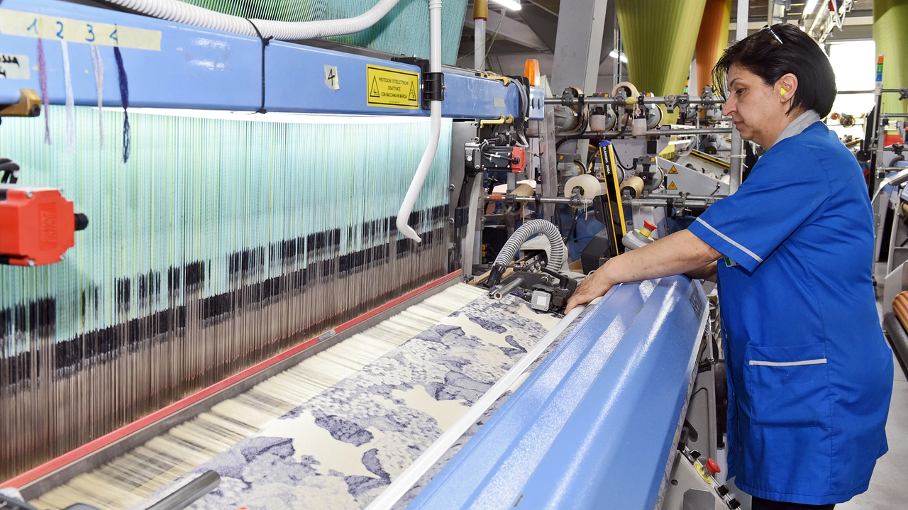 Una lavoratrice in un'azienda tessile (foto di repertorio)