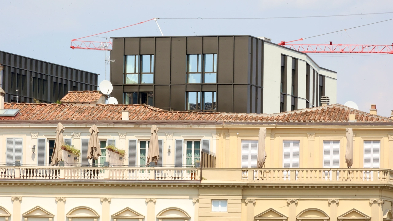 Il cubo nero che svetta dal lungarno