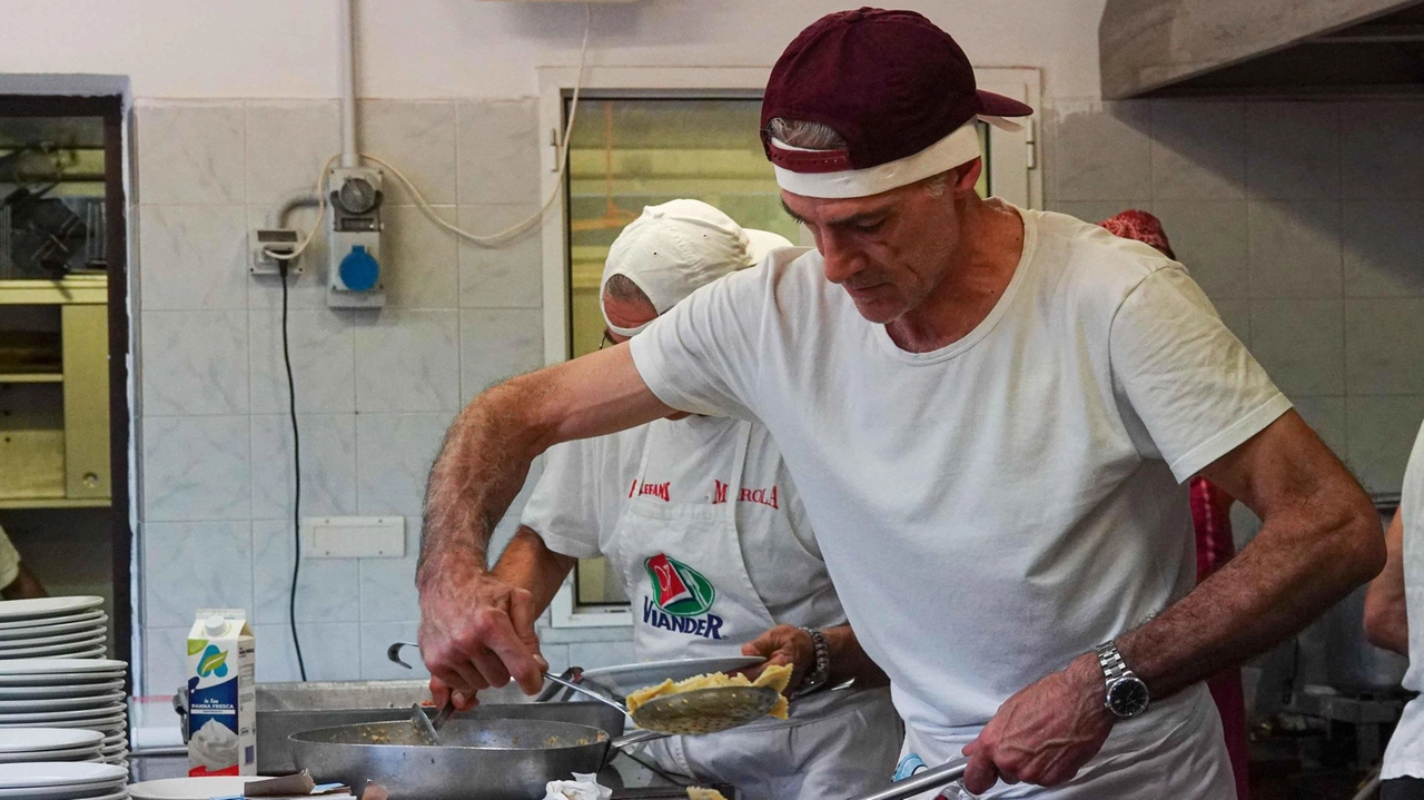 La parrocchia di Treggiaia celebra San Bartolomeo con una messa presieduta dal vescovo e una cena di beneficenza. Un momento di unione per la comunità. La parrocchia di Treggiaia celebra San Bartolomeo con una messa presieduta dal vescovo e una cena di beneficenza. Un momento di unione per la comunità.