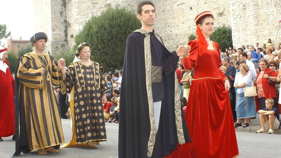 Una passata edizione del corteggio storico nel centro di Prato. La manifestazione si salverà insieme al concerto della Camerata