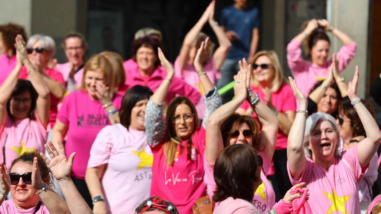 Un recente flash mob di Astro per sensibilizzare alla prevenzione del tumore al seno Tommaso Gasperini/ Fotocronache Germogli) Un recente flash mob di Astro per sensibilizzare alla prevenzione del tumore al seno Tommaso Gasperini/ Fotocronache Germogli)