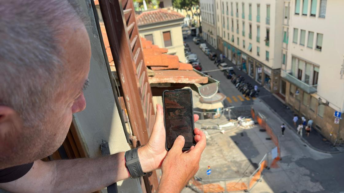 Il cantiere infinito a Firenze. “Lo fotografo da 55 giorni, non c’è mai nessuno a lavorare” Il cantiere infinito a Firenze. “Lo fotografo da 55 giorni, non c’è mai nessuno a lavorare”
