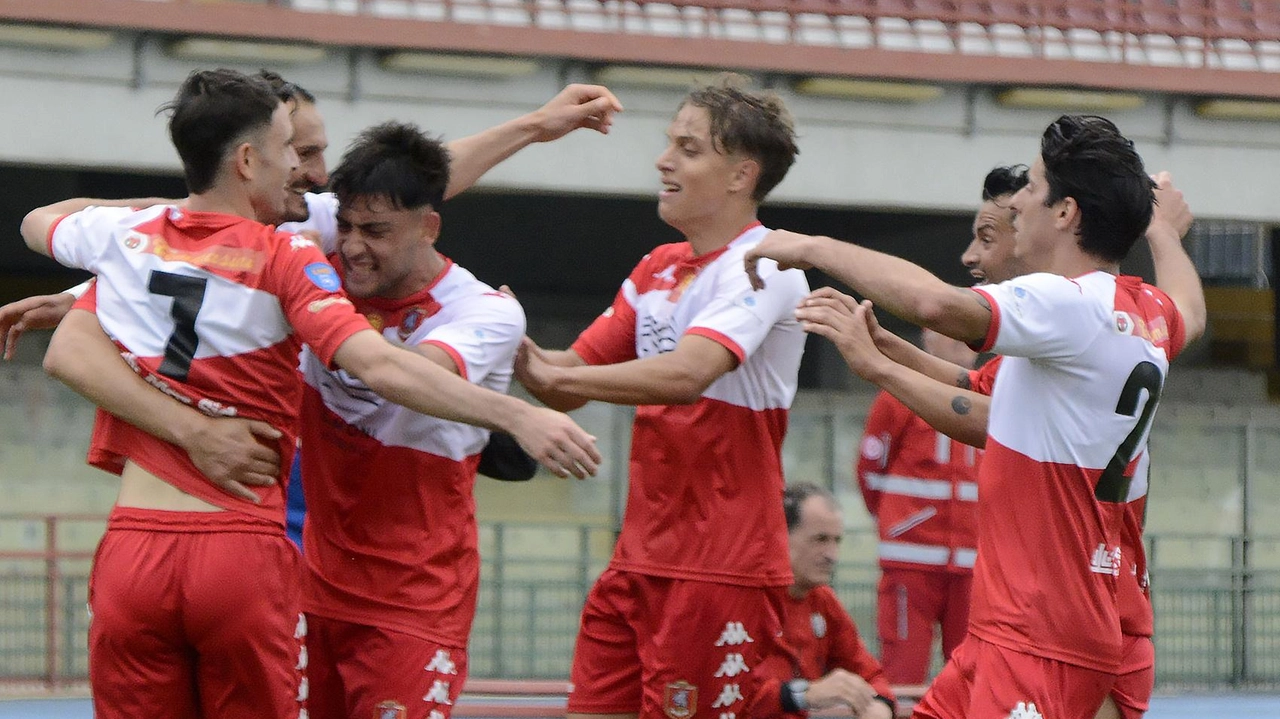 Derby Grosseto-Siena: Orvietana ai playoff dopo il pareggio 1-1