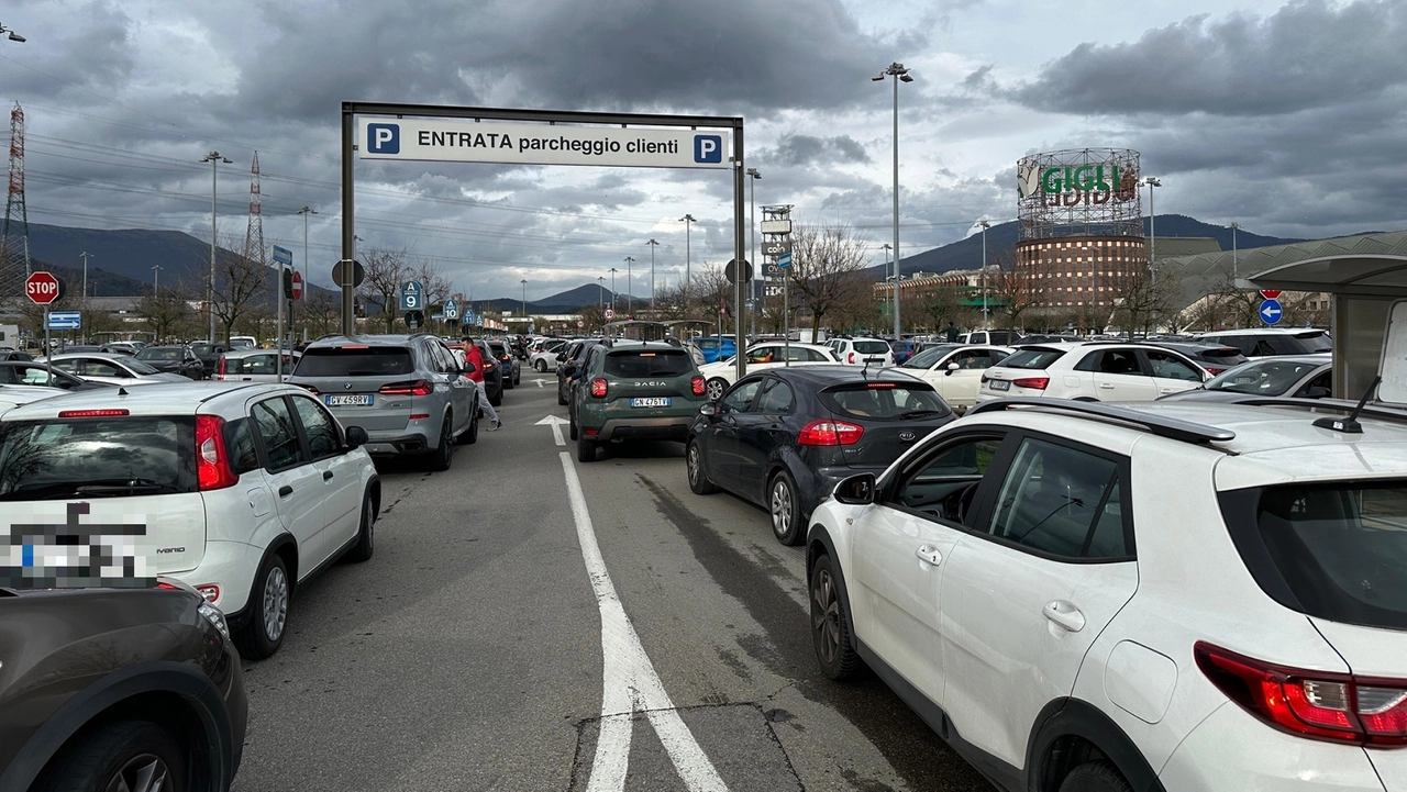 Caos al parcheggio de I Gigli dopo la chiusura per l'allerta rossa prorogata (Foto Germogli)