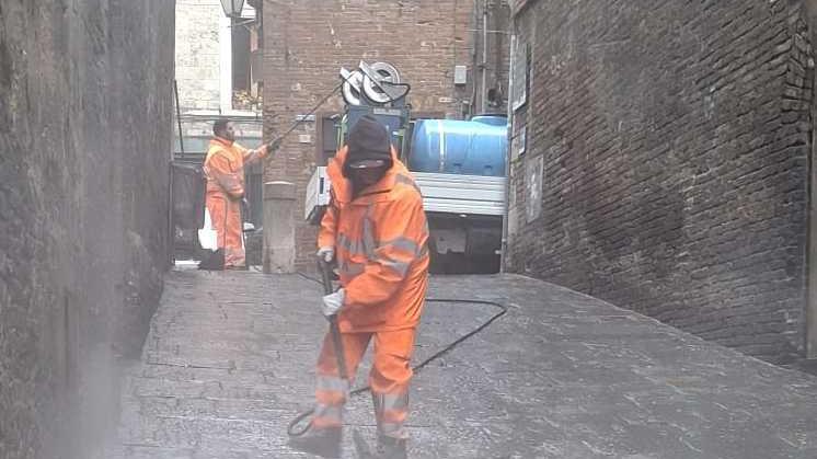 Igienizzazione. Pulizia di arredi. Getto di vapore a 140 gradi