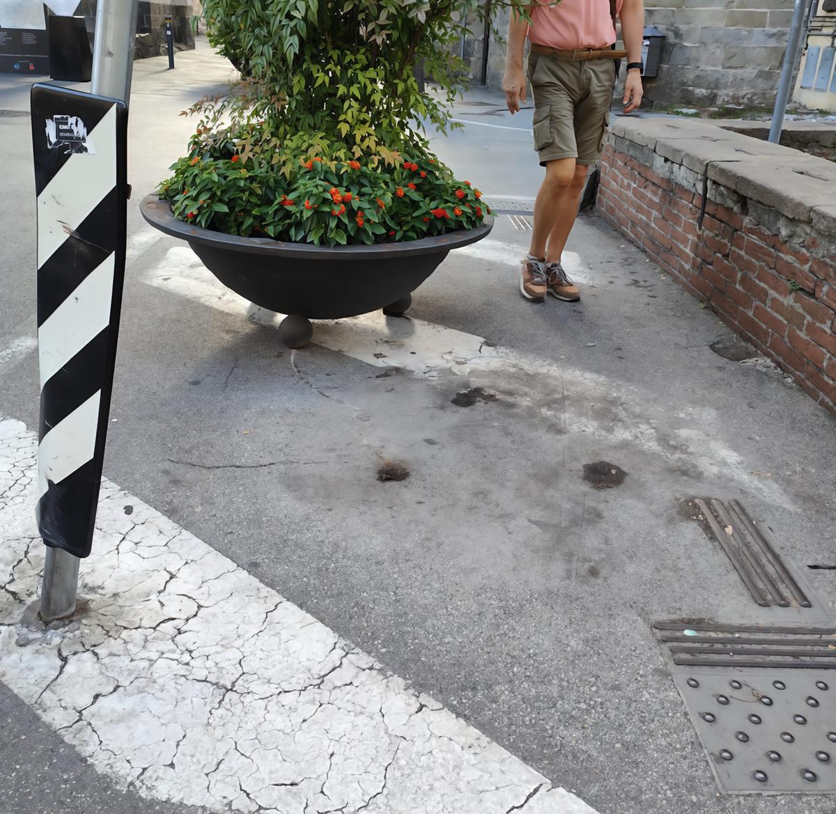 Tolta la fioriera dal percorso per ciechi Tolta la fioriera dal percorso per ciechi