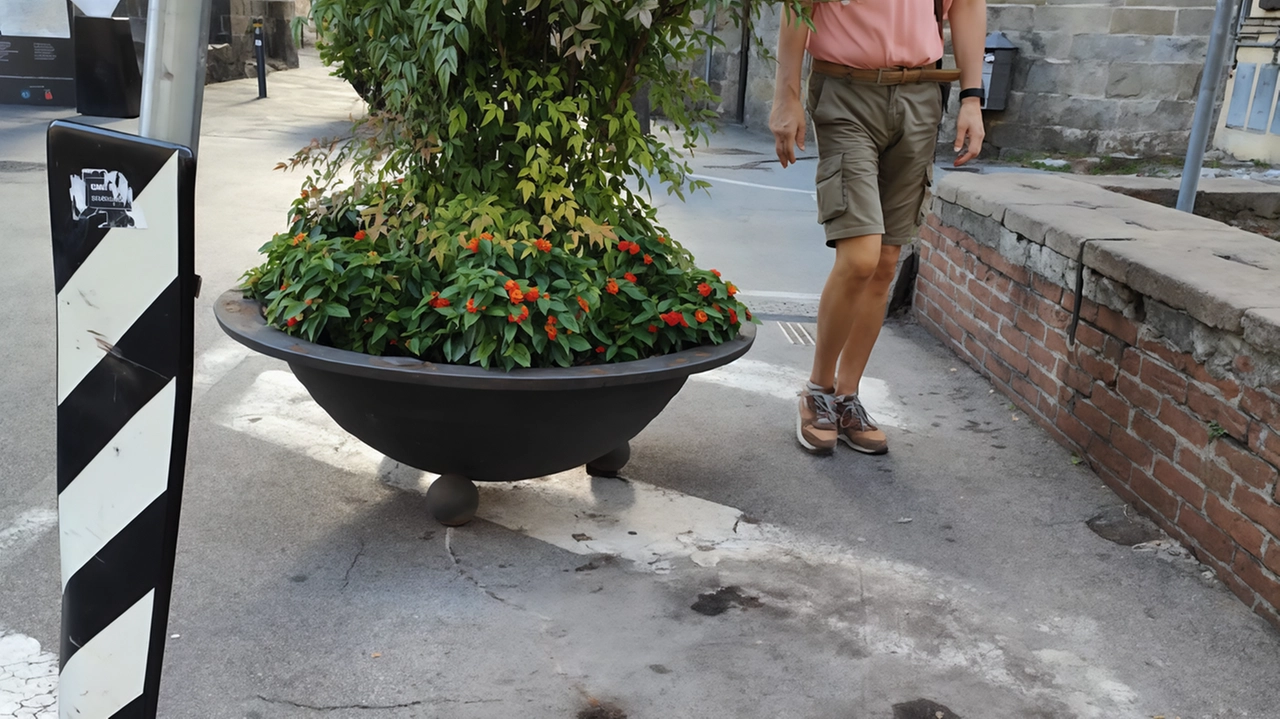 La fioriera vicino a porta San Gervasio: sulla destra il percorso per ipovedenti La fioriera vicino a porta San Gervasio: sulla destra il percorso per ipovedenti