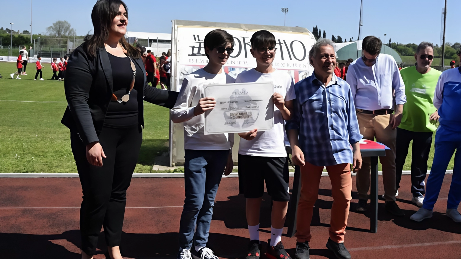 Oltre 150 riconoscimenti agli studenti degli istituti di Poggibonsi: la cerimonia al campo Don Emidio Smorti.