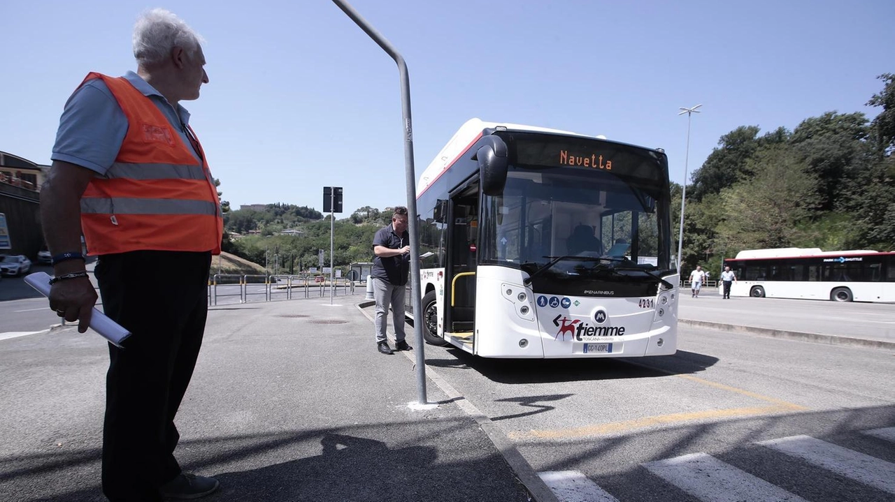 Da giovedì sono entrate in funzione le navette per trasportare i turisti da Pescaia al Campino di San Prospero: è la fase sperimentale in previsione dei lavori di ristrutturazione dell’area sotto la Fortezza Da giovedì sono entrate in funzione le navette per trasportare i turisti da Pescaia al Campino di San Prospero: è la fase sperimentale in previsione dei lavori di ristrutturazione dell’area sotto la Fortezza