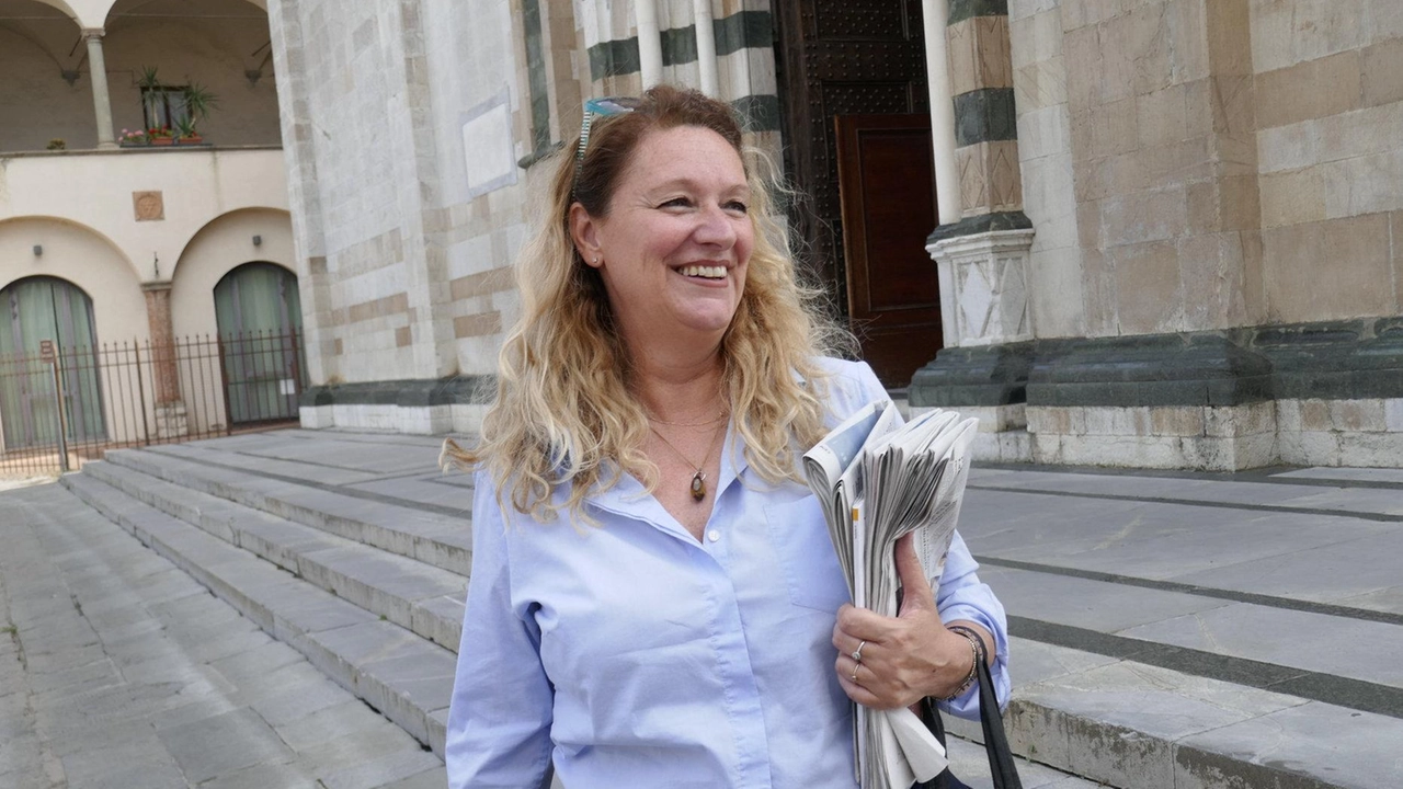 La sindaca di Prato Ilaria Bugetti in piazza Duomo La sindaca di Prato Ilaria Bugetti in piazza Duomo