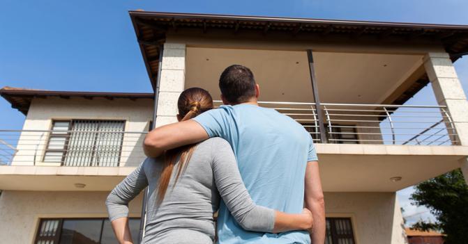 https://www.lanazione.it/image-service/view/acePublic/alias/contentid/M2Y4ZTUwNjUtMmU2MS00/0/il-miraggio-della-casa-a-pisa-servono-82-anni-per-comprarla-senza-mutuo-la-media-nazionale-e-57.jpeg?f=1.90:1&w=1200