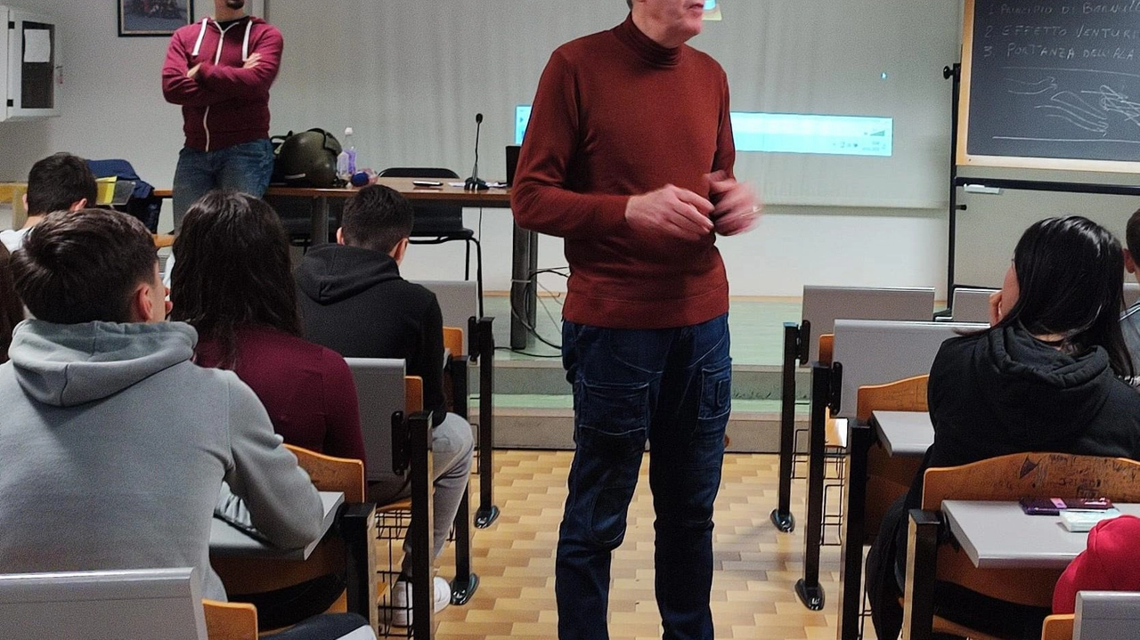 Il pilota Camillo Saracinelli durante una delle due lezioni sul volo tenute all’’istituto Capitini di Agliana Il pilota Camillo Saracinelli durante una delle due lezioni sul volo tenute all’’istituto Capitini di Agliana