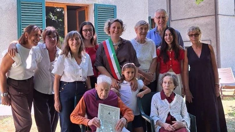Ida e Ascanio con la sindaca Lucarini e i familiari il giorno di Ferragosto