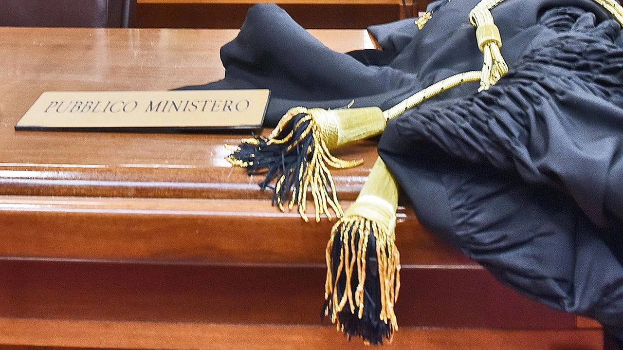 Sulla scorta degli elementi acquisiti nel corso delle indagini, la Procura aveva chiesto per i due il giudizio immediato. Accolta la richiesta di zio e nipote per il rito abbreviato Sulla scorta degli elementi acquisiti nel corso delle indagini, la Procura aveva chiesto per i due il giudizio immediato. Accolta la richiesta di zio e nipote per il rito abbreviato