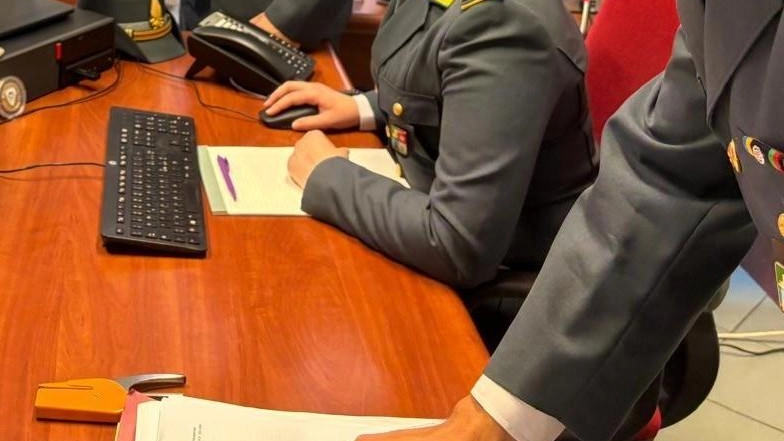 Un 38enne bengalese indagato per aver favorito l’arrivo in Italia di connazionali dietro il pagamento di soldi o la cessione di terreni. La prefettura di Siena rileva "anomalie": scatta l’inchiesta della procura.