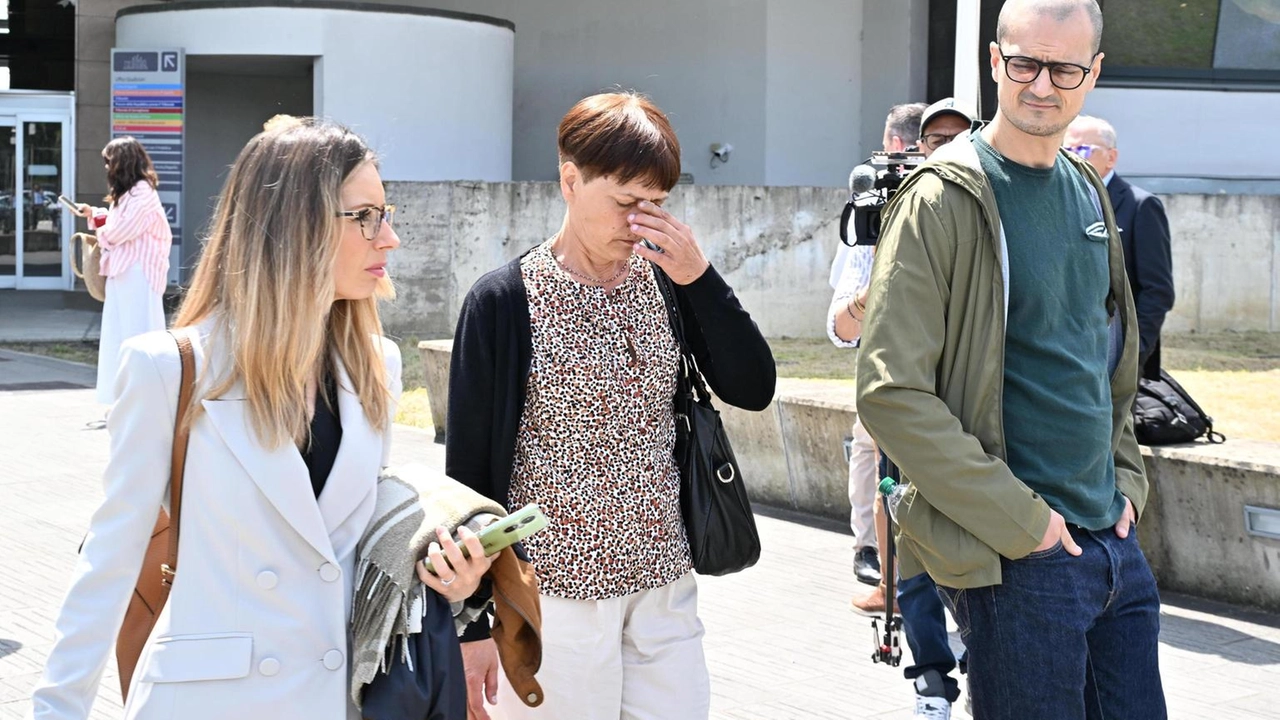 Al centro l'ex infermiera di Piombino Fausta Bonino condannata all'ergastolo Al centro l'ex infermiera di Piombino Fausta Bonino condannata all'ergastolo