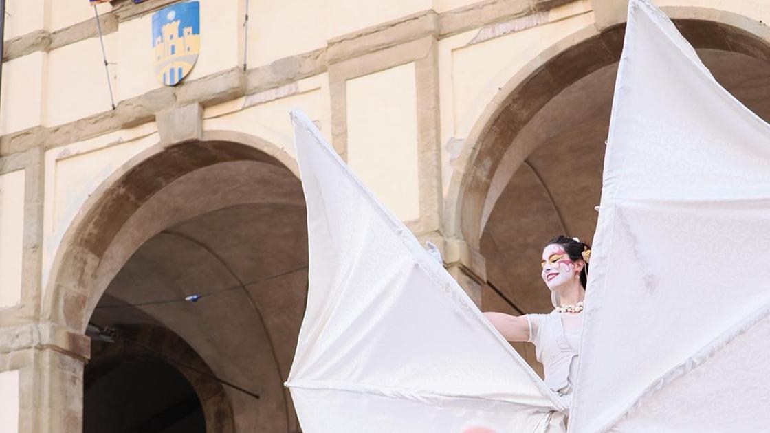 cena bianca con l8217anello fa la richiesta di nozze in ginocchio sulla piazza festa grande nel centro