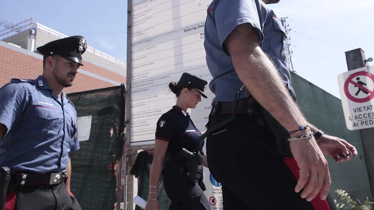 I carabinieri entrano nel cantiere del centro commerciale in Massetana Romana I carabinieri entrano nel cantiere del centro commerciale in Massetana Romana