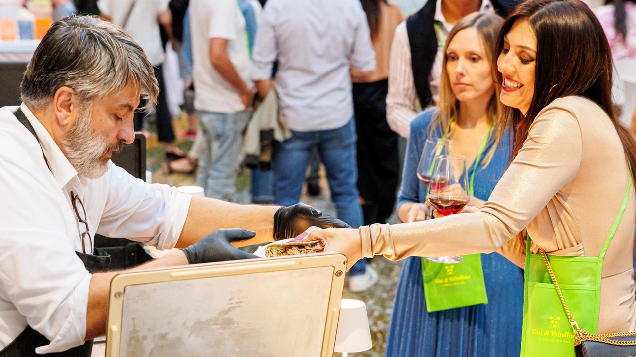 Ultimi due giorni con «Calici di stelle» alla rocca di Carmignano. Questa sera si esibisce il trio tutto italiano de «Le Signorine». Previste degustazioni di vino Ultimi due giorni con «Calici di stelle» alla rocca di Carmignano. Questa sera si esibisce il trio tutto italiano de «Le Signorine». Previste degustazioni di vino