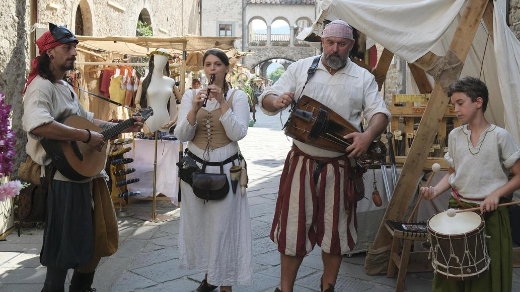 Nel suggestivo borgo gran finale della festa organizzata da ’Senza tempo’. Concerti, bancarelle, spettacoli da strada e dimostrazioni di combattimenti . Nel suggestivo borgo gran finale della festa organizzata da ’Senza tempo’. Concerti, bancarelle, spettacoli da strada e dimostrazioni di combattimenti .