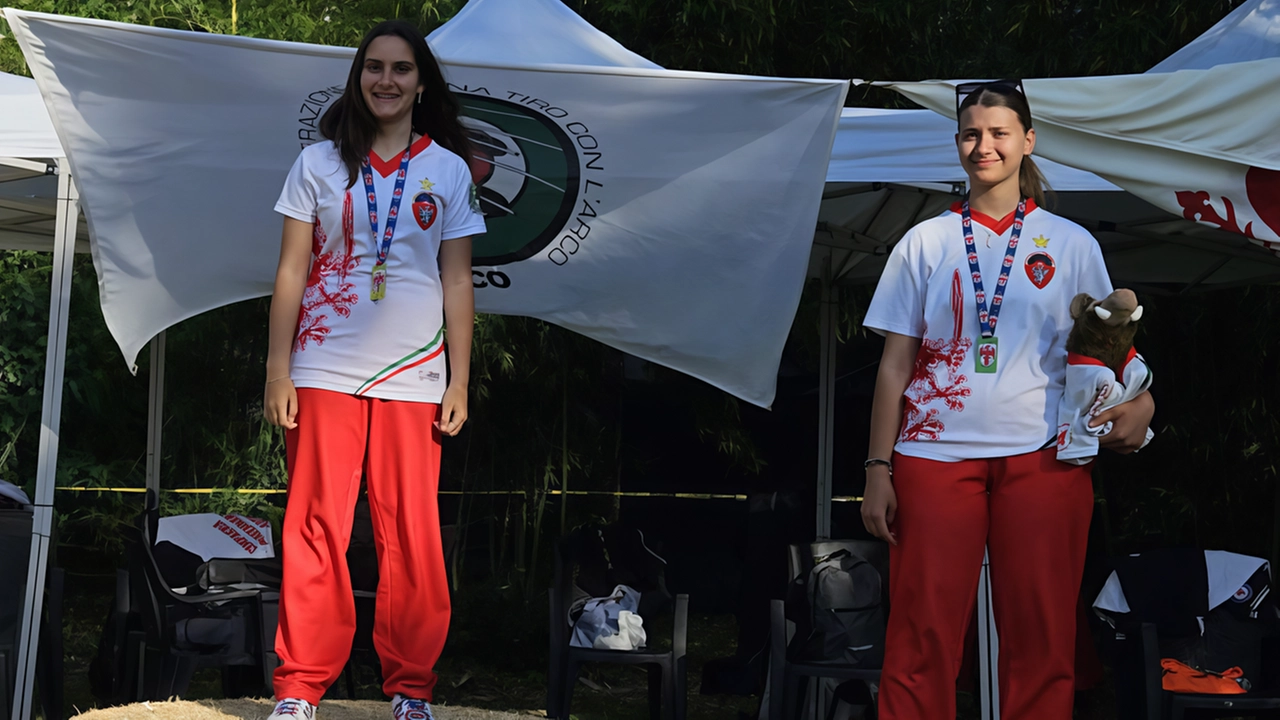 Vittoria Cappuccini (prima) e Serena Pepi (terza) durante la premiazione a Firenze Vittoria Cappuccini (prima) e Serena Pepi (terza) durante la premiazione a Firenze