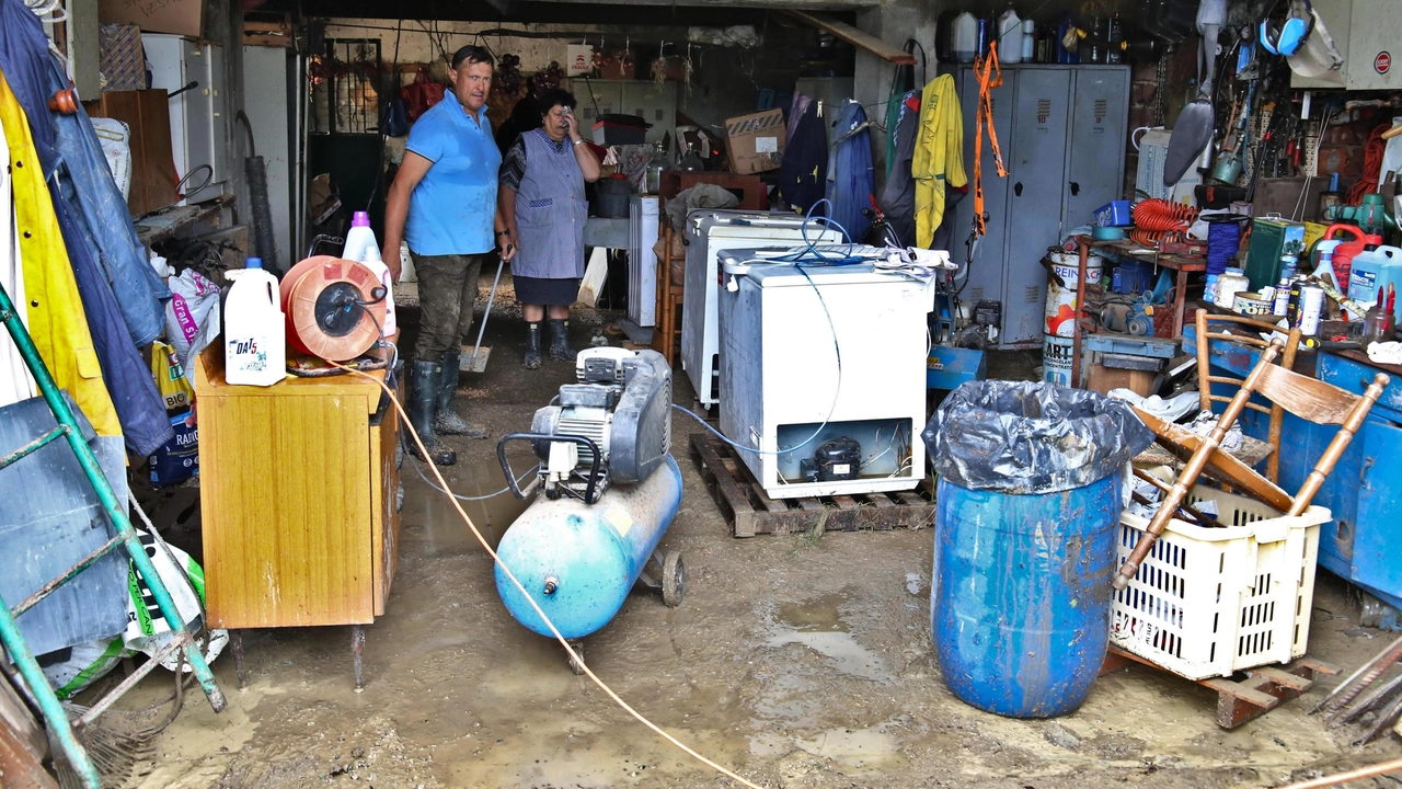 Ancora un disastro nei territori già martoriati: garage, cantine e case allagate, famiglie salvate dai pompieri. Piogge monsoniche devastanti, danni per milioni di euro tra abitazioni e imprese. Continua l’allerta gialla. Ancora un disastro nei territori già martoriati: garage, cantine e case allagate, famiglie salvate dai pompieri. Piogge monsoniche devastanti, danni per milioni di euro tra abitazioni e imprese. Continua l’allerta gialla.