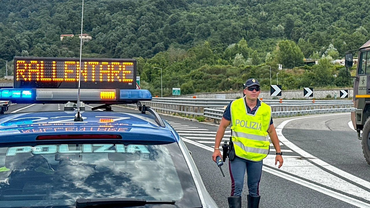 Non migliorano le condizioni della 37enne che era alla guida della Panda. Il Meyer ha eseguito l’espianto dopo il consenso del tribunale dei minori. Ancora da chiarire le cause del blocco improvviso dell’auto in mezzo alla corsia.