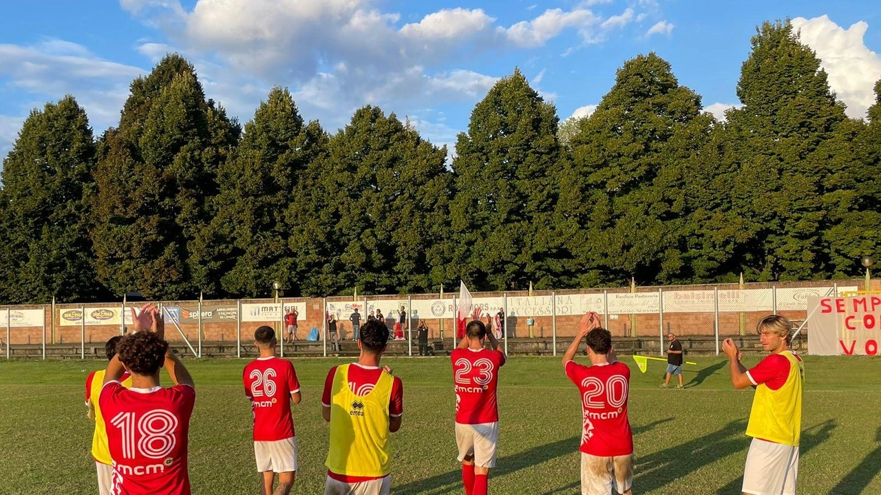 La squadra saluta la gradinata dopo la vittoria in casa (foto dell’ufficio stampa del Terranuova Traiana)