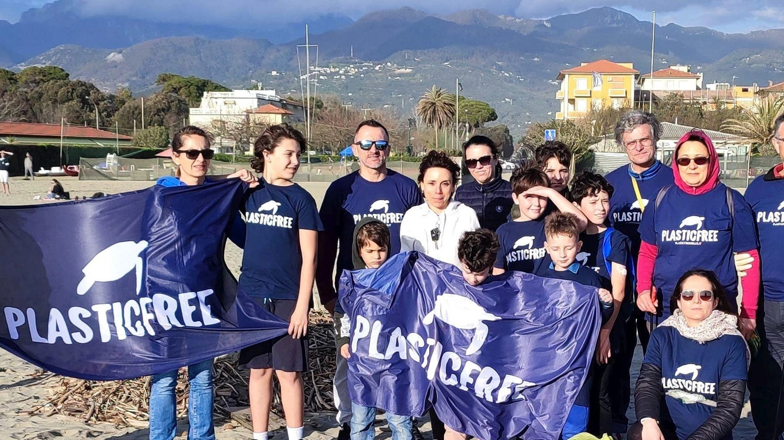 A Pietrasanta, l'associazione PlasticFree ha organizzato un "clean up" con 25 partecipanti che hanno raccolto 500 chili di rifiuti sulla spiaggia. L'assessore all'ambiente ha elogiato l'impegno dell'associazione e il prossimo evento è previsto per il 21 aprile in occasione della Giornata Mondiale della Terra.