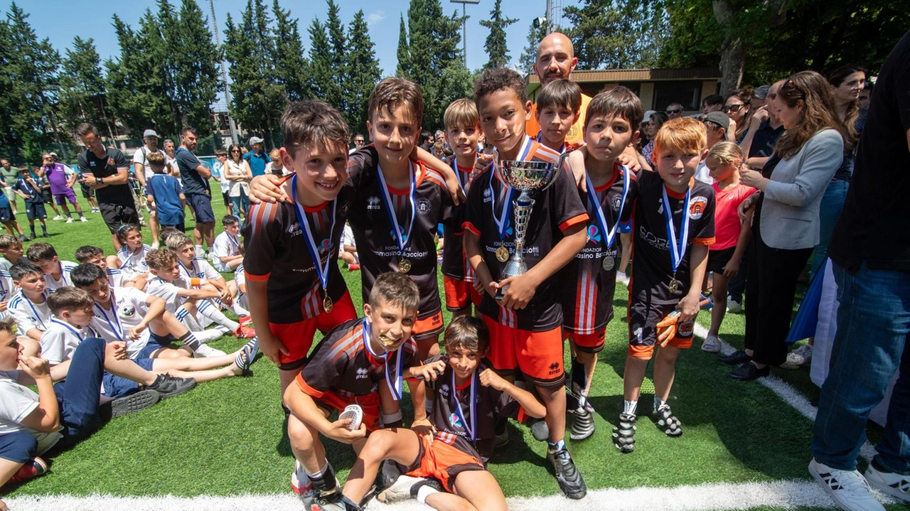 Il Torneo Davide Astori celebra sport e valori con la vittoria del Porta Romana e il Premio Fair Play a Gabriel Vasquez Burret. Il Torneo Davide Astori celebra sport e valori con la vittoria del Porta Romana e il Premio Fair Play a Gabriel Vasquez Burret.