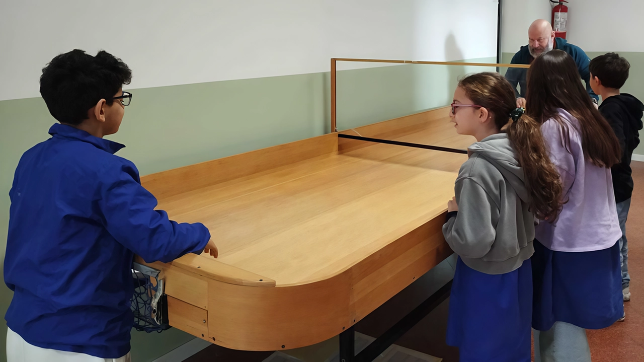 Un piccolo gruppo della nostra classe ha intervistato il professor Fossati che insegna educazione fisica nel nostro comprensivo e... Un piccolo gruppo della nostra classe ha intervistato il professor Fossati che insegna educazione fisica nel nostro comprensivo e...