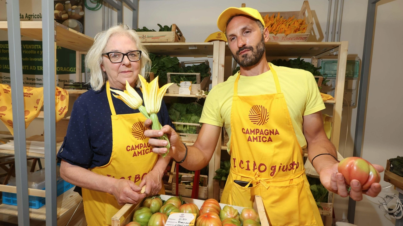 Grande affluenza al taglio del nastro del marcato di Campagna Amica, subito fuori dalla Porta San Frediano Grande affluenza al taglio del nastro del marcato di Campagna Amica, subito fuori dalla Porta San Frediano