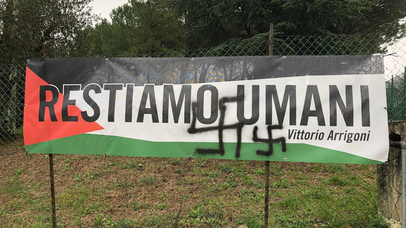 I simboli inneggianti al nazismo sono comparsi sopra al messaggio “Restiamo umani”