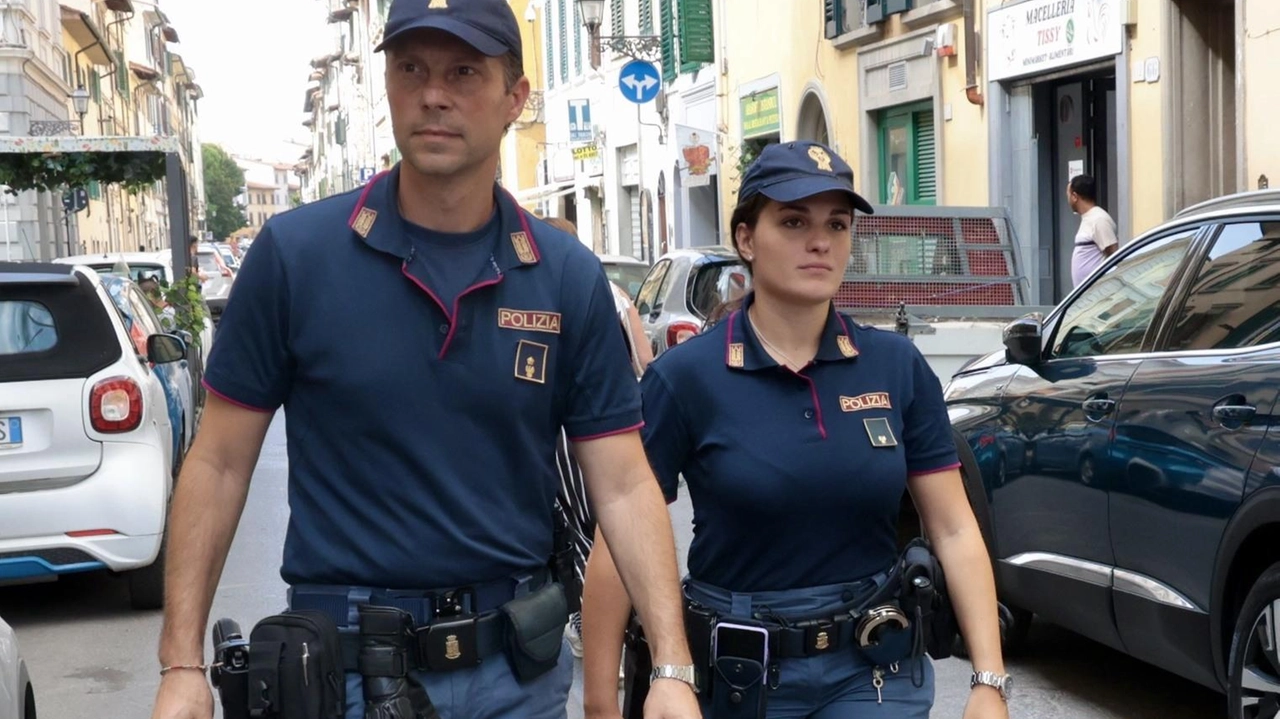 Agenti della polizia di Stato impegnati in un controllo in strada (foto d’archivio) Agenti della polizia di Stato impegnati in un controllo in strada (foto d’archivio)